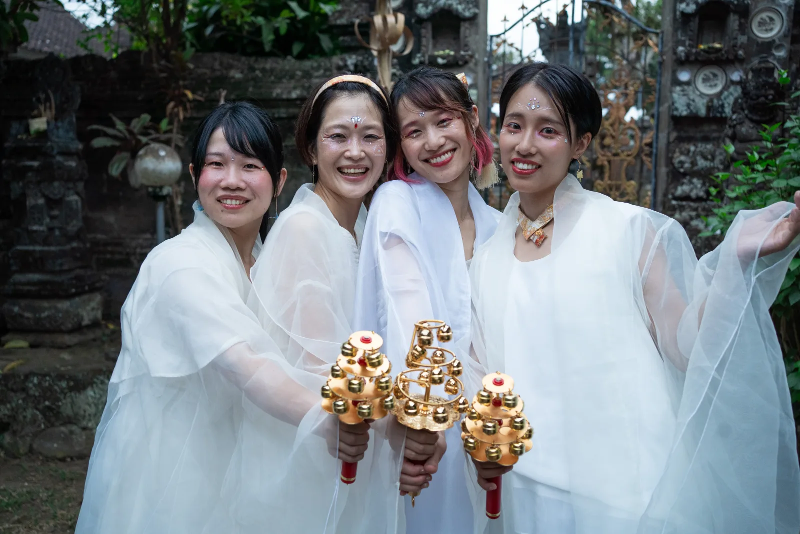 鈴を手にした白い衣の舞姫